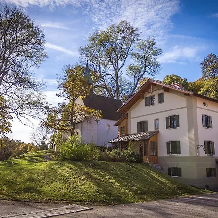 Wald Bei Schlossgaststaette Hohenberg - Seeshaupt, Suedlicher Stanberger See, Kostenfrei Parken, Ladestation Fuer Auto Und Fahrad, Wlan, Pur