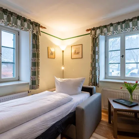 Apartment Schlossgaststätte Hohenberg Seeshaupt