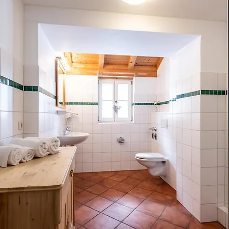 Schlossgaststätte Hohenberg * Seeshaupt